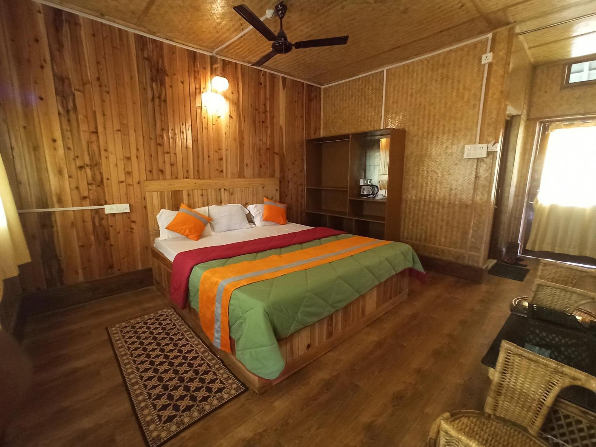 Grasshopper Jungle Queen Resort Chālsa 外观 照片