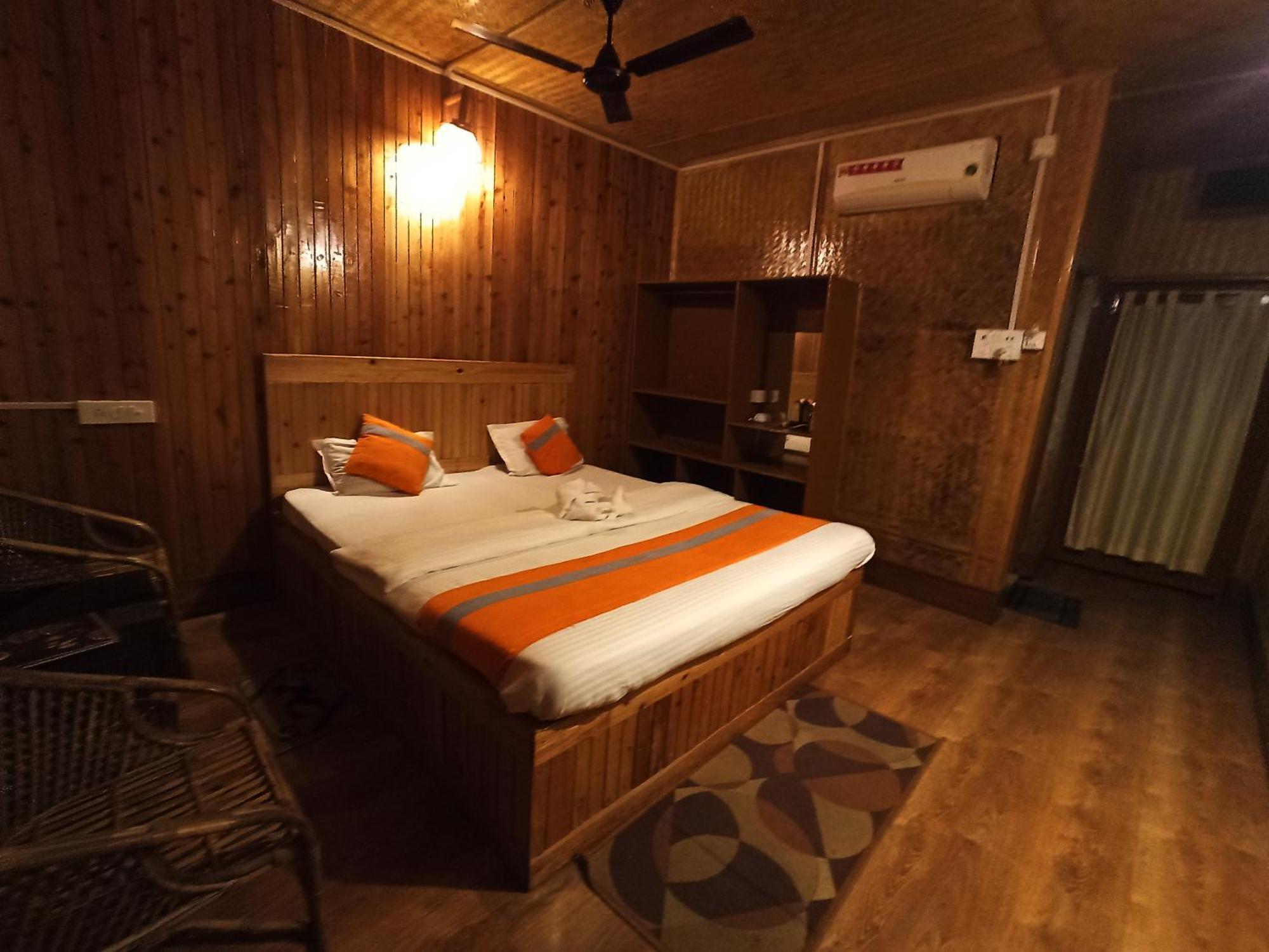 Grasshopper Jungle Queen Resort Chālsa 外观 照片