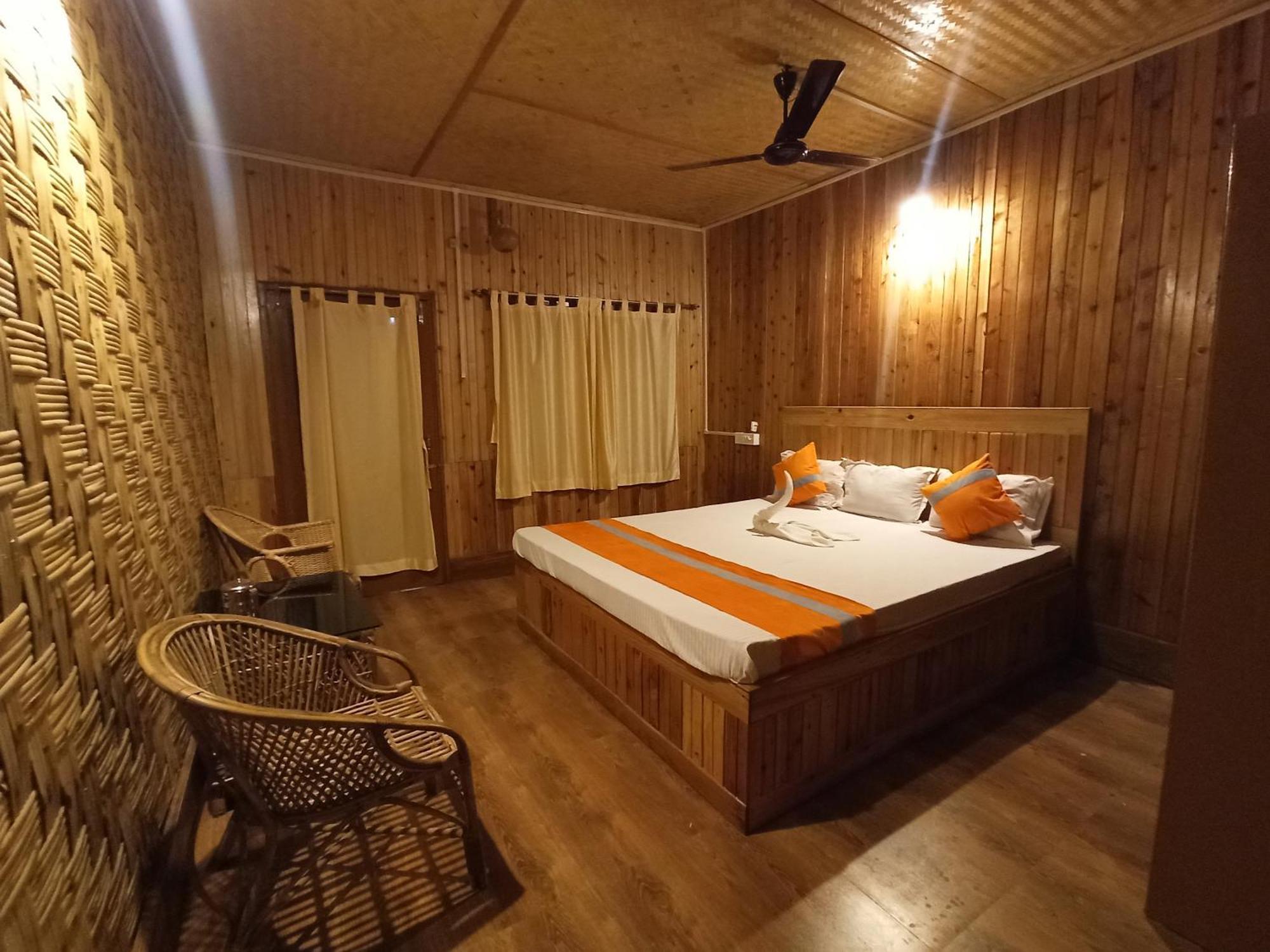 Grasshopper Jungle Queen Resort Chālsa 外观 照片