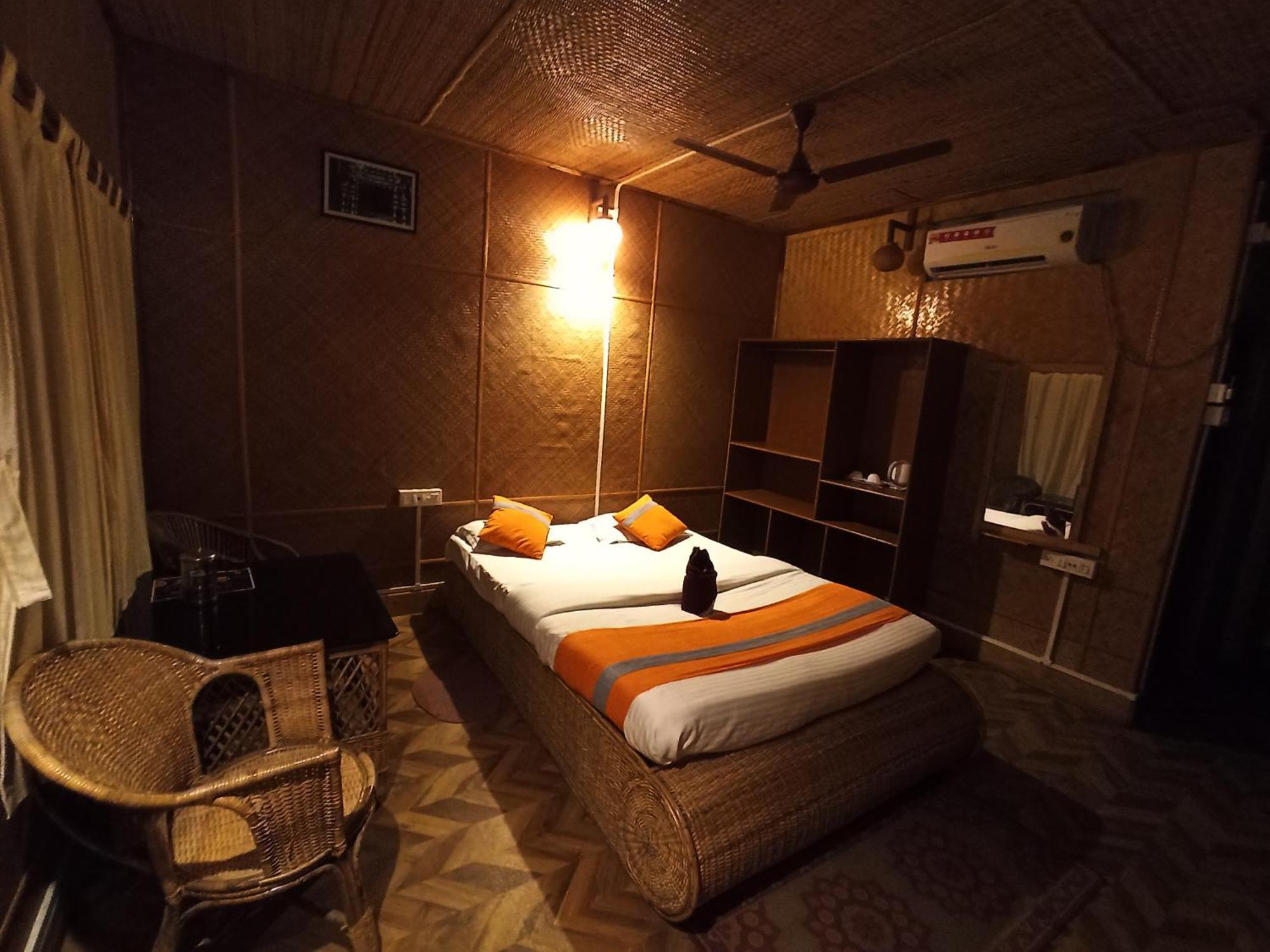 Grasshopper Jungle Queen Resort Chālsa 外观 照片
